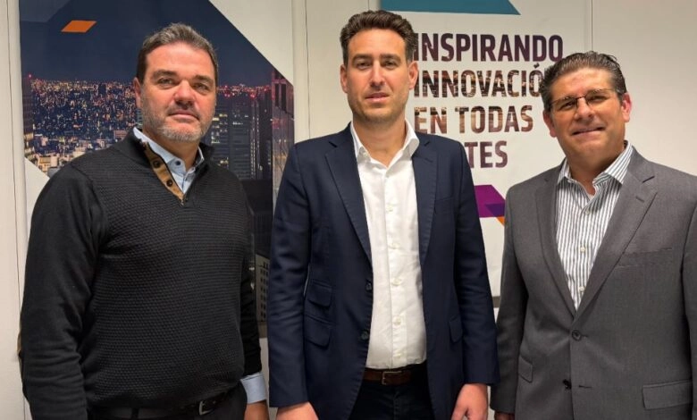 AMD potencia al canal con IA: formación y nuevos productos para liderar el cambio Carlos Santabaya, Gerente Senior de AMD para Componentes en América del Sur, Omar Fakhri, Vicepresidente Corporativo y responsable global del negocio de Componentes en AMD y José Morales, Director de Canal de Componentes en América Latina.