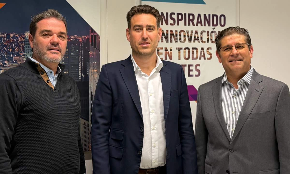 AMD potencia al canal con IA: formación y nuevos productos para liderar el cambio Carlos Santabaya, Gerente Senior de AMD para Componentes en América del Sur, Omar Fakhri, Vicepresidente Corporativo y responsable global del negocio de Componentes en AMD y José Morales, Director de Canal de Componentes en América Latina.