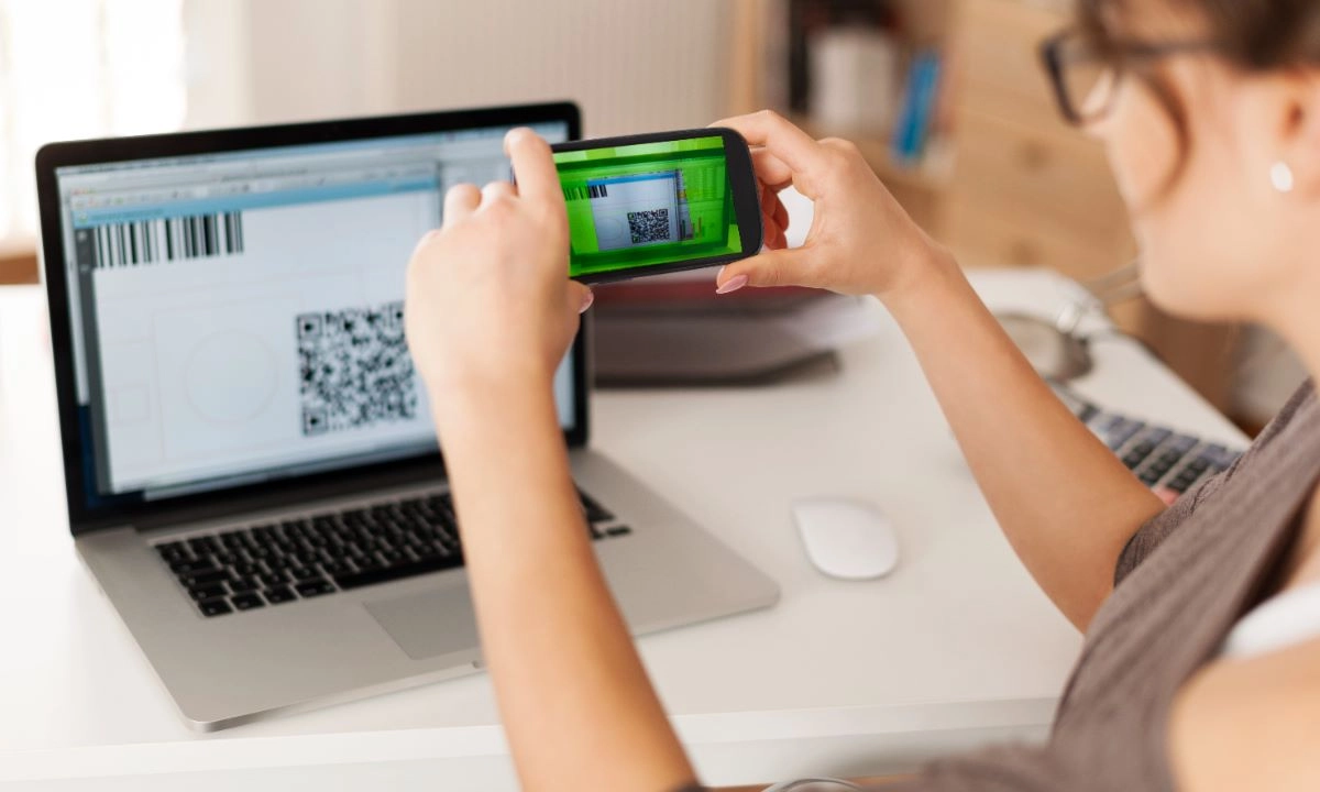 Así funciona el etiquetado energético para smartphones: más allá de la batería Cada etiqueta incorpora un código QR que enlaza al Registro Europeo de Productos (EPREL), donde se puede consultar información técnica detallada del dispositivo.