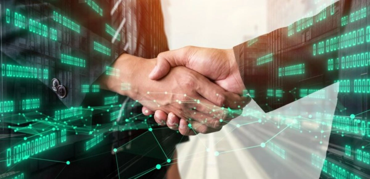 Alianzas estratégicas con líderes tecnológicos fortalecen la cobertura de Commvault en entornos críticos como banca y salud.