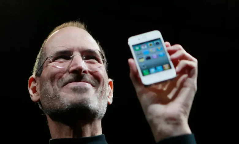 El primer iPhone: cuando Steve Jobs cambió el mundo desde la palma de la mano Steve Jobs durante la presentación del primer iPhone, el 9 de enero de 2007 en San Francisco.