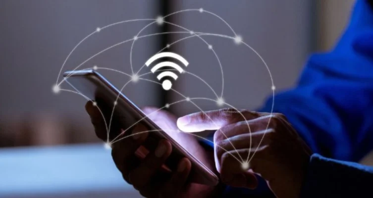 Wi-Fi 8 está orientado a entornos inalámbricos de alta densidad, donde la coordinación entre múltiples puntos de acceso permite reducir interferencias y mejorar el rendimiento general de la red.