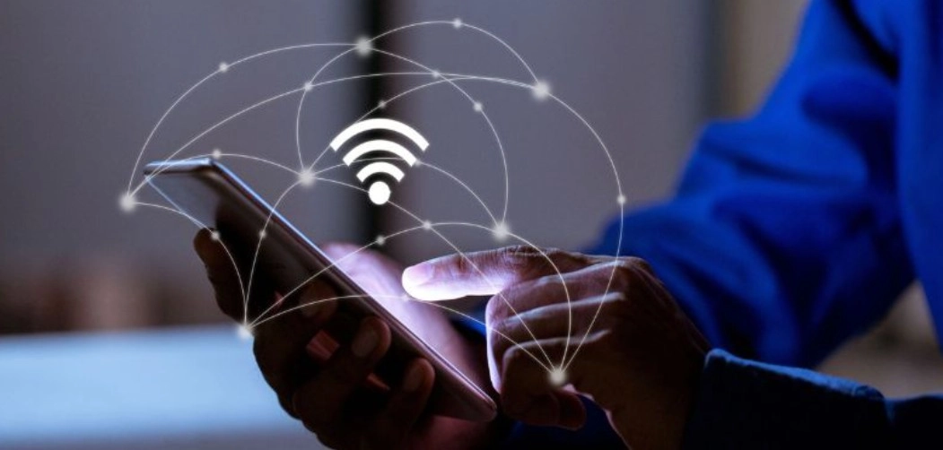 Wi-Fi 8 está orientado a entornos inalámbricos de alta densidad, donde la coordinación entre múltiples puntos de acceso permite reducir interferencias y mejorar el rendimiento general de la red.