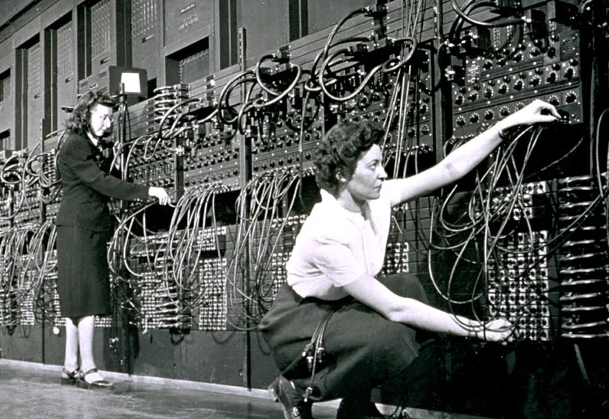 Así era ENIAC, el primer ordenador electrónico El ENIAC, construido durante la Segunda Guerra Mundial, fue programado por seis mujeres pioneras, invisibilizadas por décadas, que sentaron las bases del software.