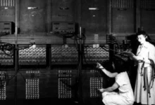 El ENIAC en pleno funcionamiento: con más de 18.000 tubos de vacío y 30 toneladas de peso, este coloso de la computación ocupaba una sala entera y marcó el comienzo de la era digital moderna.