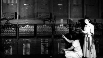 El ENIAC en pleno funcionamiento: con más de 18.000 tubos de vacío y 30 toneladas de peso, este coloso de la computación ocupaba una sala entera y marcó el comienzo de la era digital moderna.