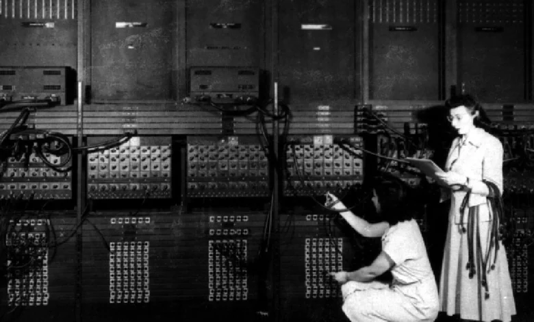 Así era ENIAC, el primer ordenador electrónico El ENIAC en pleno funcionamiento: con más de 18.000 tubos de vacío y 30 toneladas de peso, este coloso de la computación ocupaba una sala entera y marcó el comienzo de la era digital moderna.