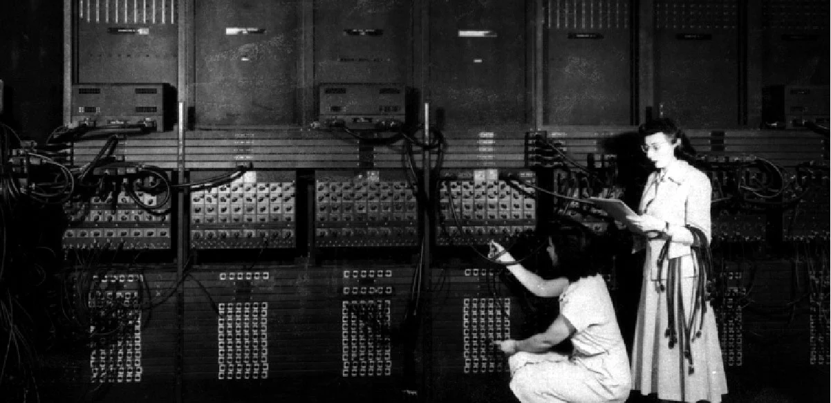 El ENIAC en pleno funcionamiento: con más de 18.000 tubos de vacío y 30 toneladas de peso, este coloso de la computación ocupaba una sala entera y marcó el comienzo de la era digital moderna.