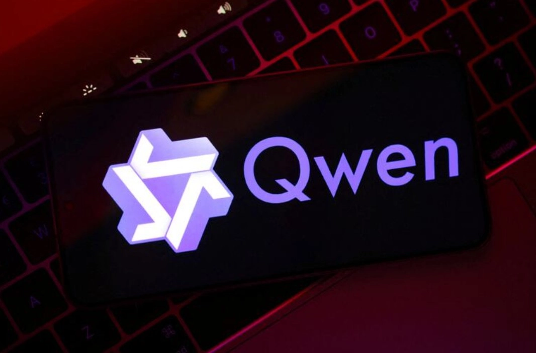 Qwen, la IA abierta de Alibaba que empieza a controlar robots Con Qwen3-Omni en el primer puesto de los modelos multimodales abiertos, Alibaba desafía el dominio estadounidense en la carrera por la inteligencia artificial avanzada.