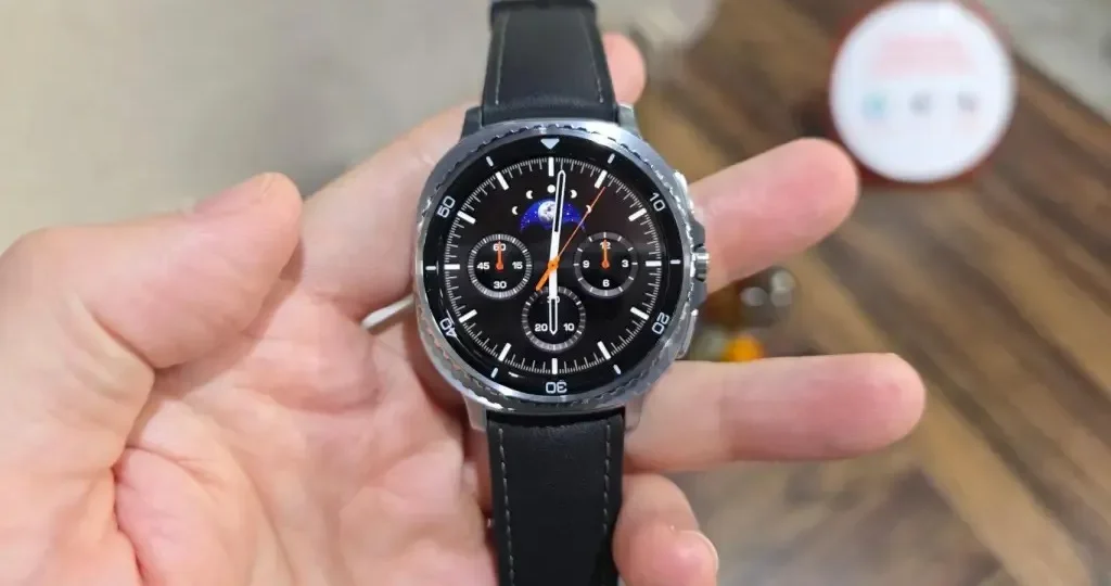 Samsung lanza el Galaxy Watch8 con IA y diseño más delgado La nueva generación de relojes inteligentes de Samsung destaca por su pantalla más brillante y sensores BioActive para un análisis completo de la salud.