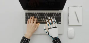 La inteligencia artificial generativa (GenAI) permite crear contenido original a partir de modelos de lenguaje avanzados, transformando procesos empresariales clave.