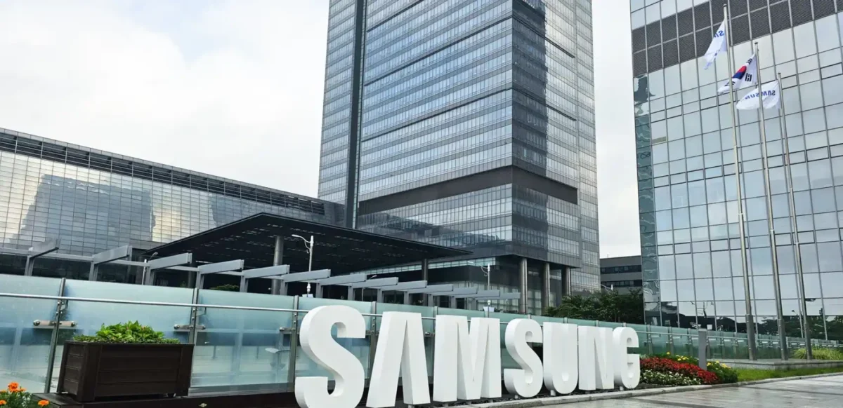 Caída global de beneficios impacta la estrategia regional de Samsung.