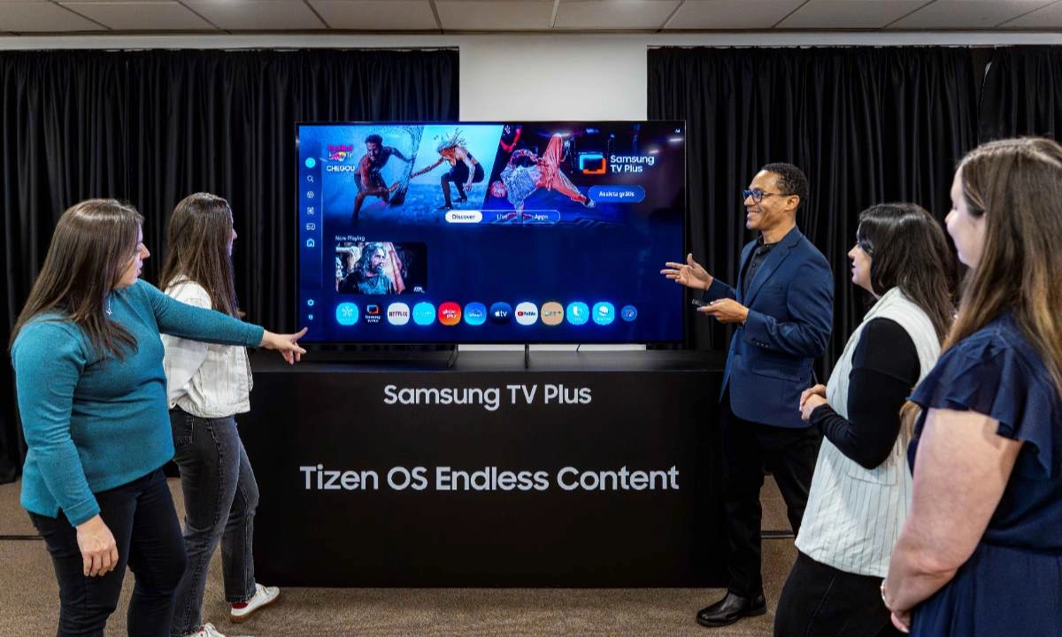 Samsung lanza monitores 3D sin gafas y televisores con IA El seminario regional incluyó demostraciones inmersivas de los monitores 3D sin gafas y las nuevas pantallas OLED.