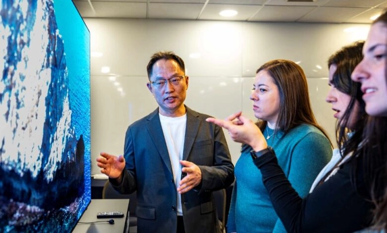 Samsung lanza monitores 3D sin gafas y televisores con IA Samsung anunciará sus resultados completos el 31 de julio, en medio de expectativas por su reestructuración.