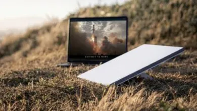 El dispositivo es fácil de configurar y utilizar. Solo requiere conectarse a una fuente de energía, colocarse en un lugar abierto, apuntarse hacia el cielo y esperar unos minutos a que la antena se calibre automáticamente.