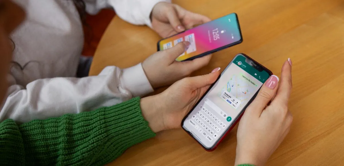 Controlar la visibilidad y restringir chats ayuda a establecer límites digitales y reducir la sobreexposición cotidiana.