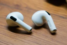 Los futuros AirPods podrían traducir conversaciones en tiempo real, eliminando la necesidad de usar el iPhone y facilitando la comunicación entre idiomas.
