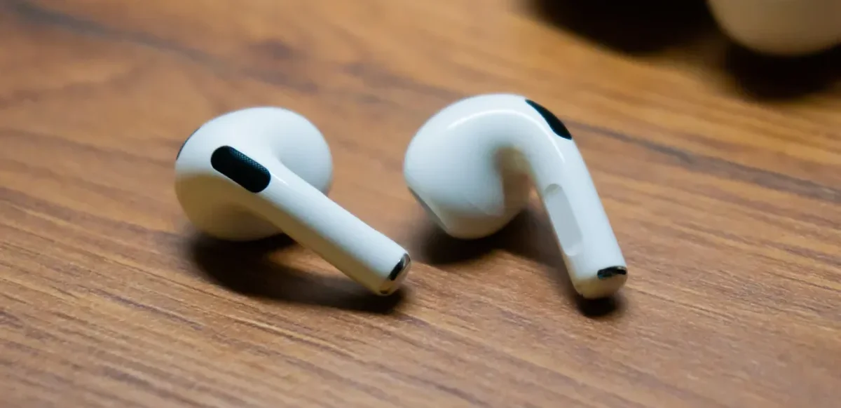 Los futuros AirPods podrían traducir conversaciones en tiempo real, eliminando la necesidad de usar el iPhone y facilitando la comunicación entre idiomas.