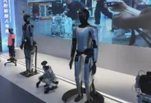 La megatienda de Pekín ofrece demostraciones inmersivas de robots bípedos, industriales, biónicos y de compañía.
