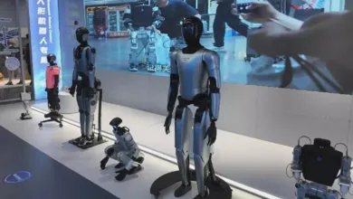 La megatienda de Pekín ofrece demostraciones inmersivas de robots bípedos, industriales, biónicos y de compañía.