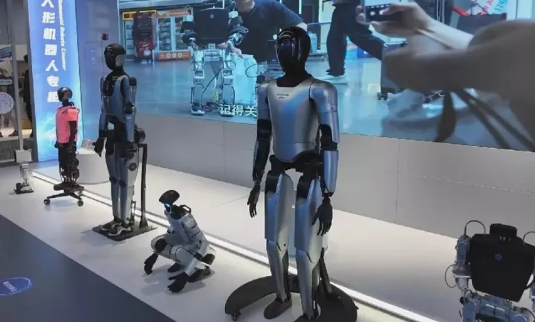 China abre Robot Mall, la primera megatienda 4S de robots humanoides en Beijing La megatienda de Pekín ofrece demostraciones inmersivas de robots bípedos, industriales, biónicos y de compañía.