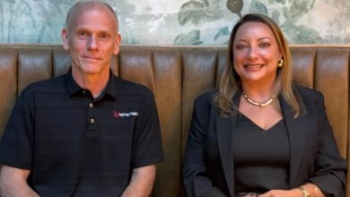 Dave Glover, Ingeniero Principal de Ventas de NetWitness, y Renata Mota, Partner Manager.