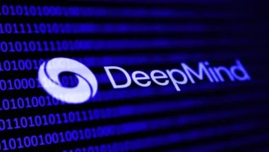 A diferencia de los Transformers, que procesan todos los tokens con la misma carga computacional, MoR utiliza un sistema de enrutamiento dinámico que evalúa cada token individualmente.