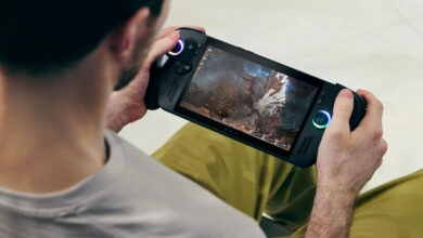 La versión premium ROG Xbox Ally X (color negro) incorpora un procesador AMD Ryzen AI Z2 Extreme con 16 hilos, gráficos RDNA 3.5, un NPU integrado, 24 GB de memoria y 1 TB de al macenamiento, además de una batería más robusta de 80Wh.
