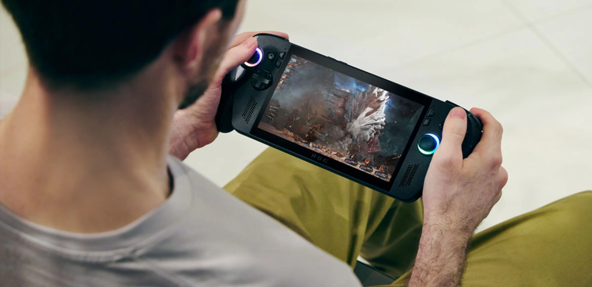 La versión premium ROG Xbox Ally X (color negro) incorpora un procesador AMD Ryzen AI Z2 Extreme con 16 hilos, gráficos RDNA 3.5, un NPU integrado, 24 GB de memoria y 1 TB de al macenamiento, además de una batería más robusta de 80Wh.