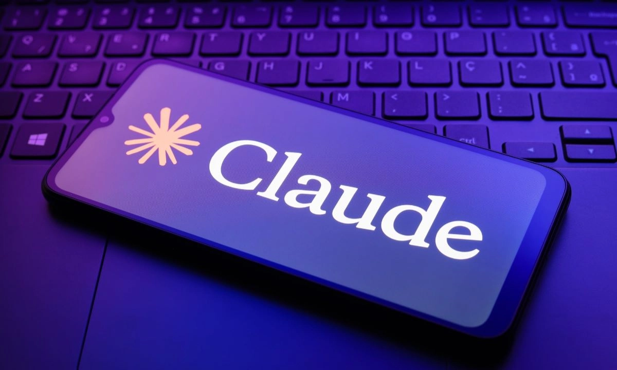 Claude trabaja en un entorno privado y seguro, generando archivos profesionales listos para ser descargados o almacenados en la nube sin necesidad de salir del chat.