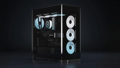 En su lateral, el chasis incluye tres ventiladores de entrada de rotor inverso RS120-R PWM ARGB o iCUE LINK LX120-R RGB, que proporcionan un flujo de aire eficiente y una iluminación brillante sin obstrucciones.