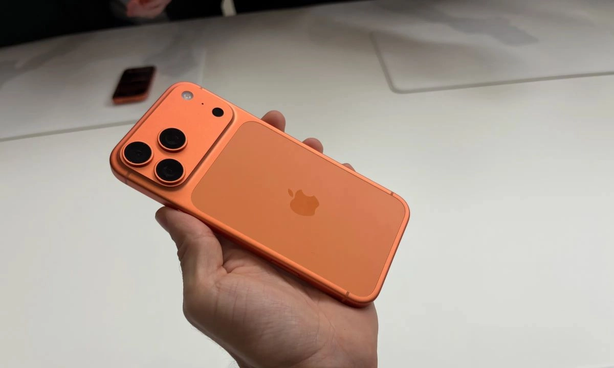 Iphone 17 Pro. El lanzamiento del Cosmic Orange ha generado entusiasmo por su originalidad, pero también ha recibido críticas de quienes extrañan los tonos tradicionales como el negro.