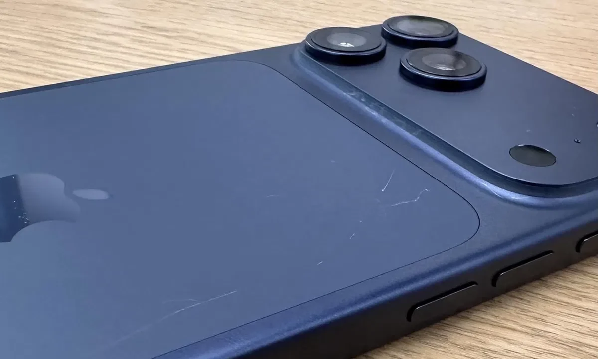 El modelo Deep Blue del iPhone 17 Pro, uno de los más afectados por el "scratchgate", muestra desgaste evidente tras pocos días de uso.