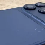 El uso de cargadores no certificados y la exposición al calor son dos de los principales factores que aceleran el desgaste de la batería del iPhone, según Apple.