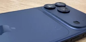 El uso de cargadores no certificados y la exposición al calor son dos de los principales factores que aceleran el desgaste de la batería del iPhone, según Apple.