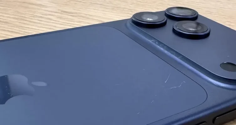 El uso de cargadores no certificados y la exposición al calor son dos de los principales factores que aceleran el desgaste de la batería del iPhone, según Apple.