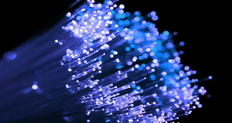 Un equipo de investigadores británicos diseñó fibras huecas que guían la luz a través del aire en lugar del vidrio sólido, lo que reduce drásticamente la pérdida de señal y permite una transmisión más eficiente y de mayor alcance.