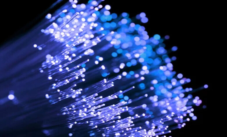 Un equipo de investigadores británicos diseñó fibras huecas que guían la luz a través del aire en lugar del vidrio sólido, lo que reduce drásticamente la pérdida de señal y permite una transmisión más eficiente y de mayor alcance.