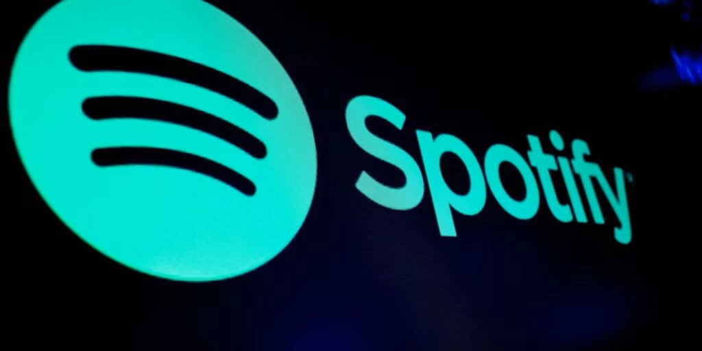 Spotify etiquetará canciones creadas con inteligencia artificial y refuerza sus reglas contra la música con IA La plataforma refuerza sus políticas para proteger la identidad de los músicos frente a la irrupción de la inteligencia artificial.