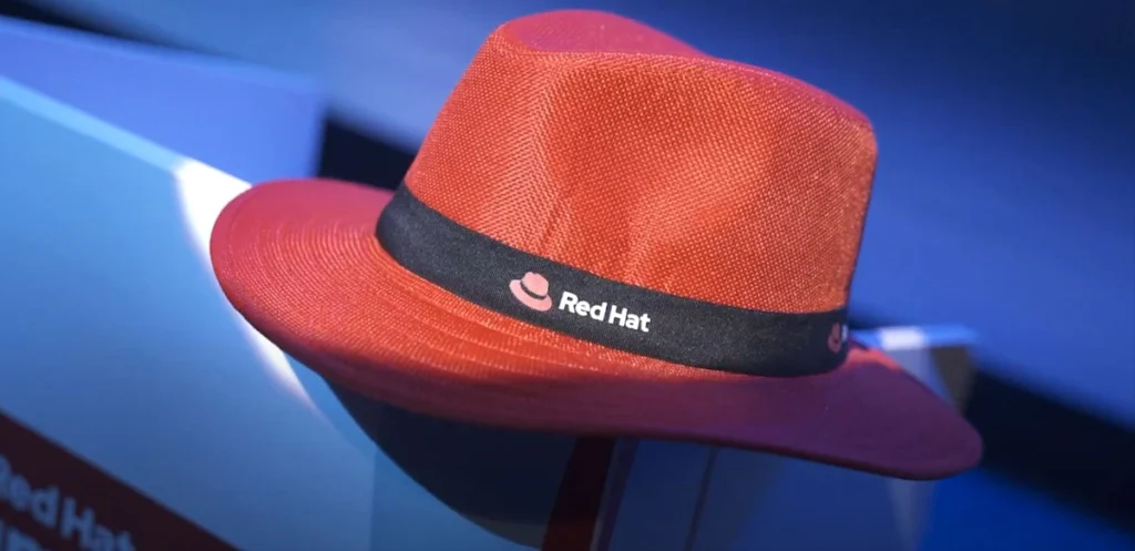 Red Hat propone un camino gradual: recuperar control con tecnologías abiertas antes de migrar hacia un modelo híbrido.
