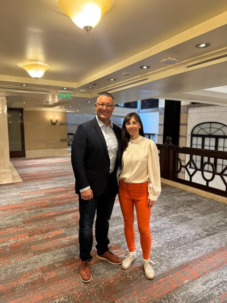 Brian Rocha, CEO de Veracode, junto a Desireé Jaimovich, directora editorial de ITSitio