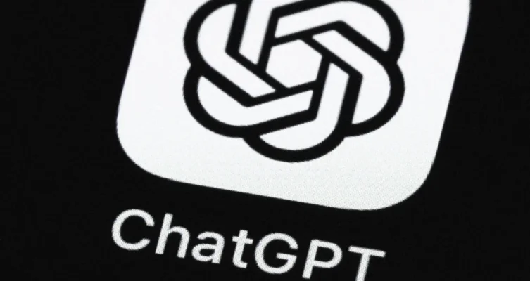 Los conductores podrán abrir aplicaciones compatibles con ChatGPT o Gemini directamente desde la pantalla del auto, manteniendo a Siri como asistente predeterminado.