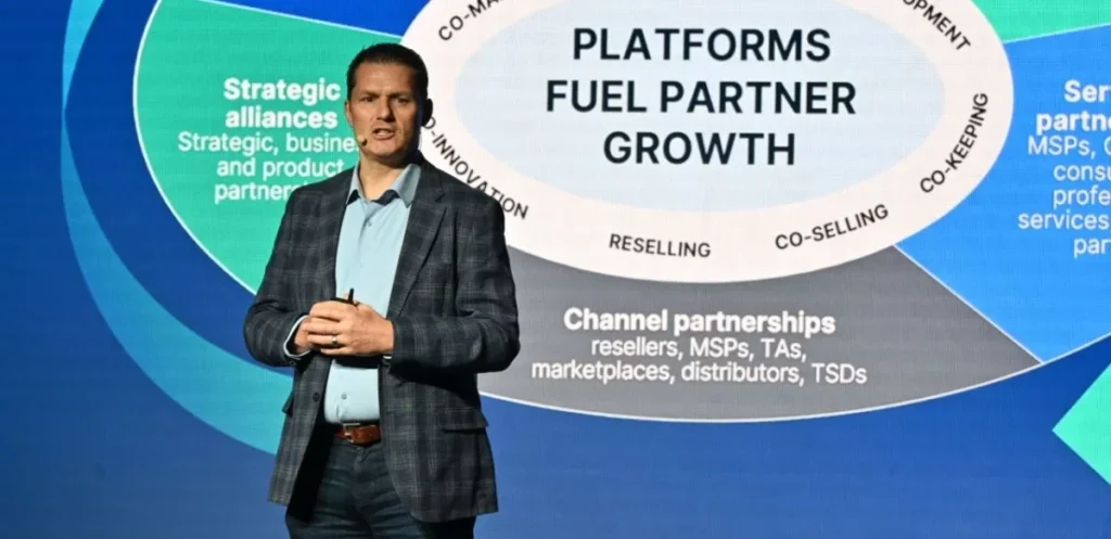 Jay McBain, Chief Analyst de Omdia, durante el Canalys Forum Americas 2025