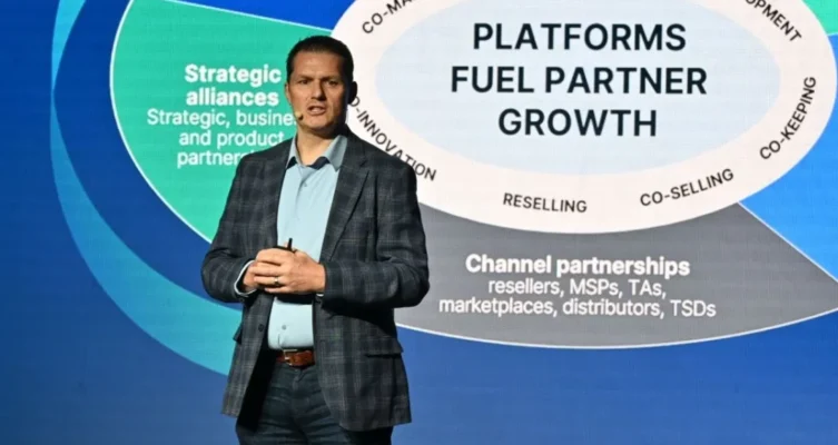 Jay McBain, Chief Analyst de Omdia, durante el Canalys Forum Americas 2025