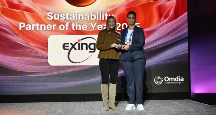 Diana Ordoqui, directora ejecutiva de Exing, recibe el premio de Canalys
