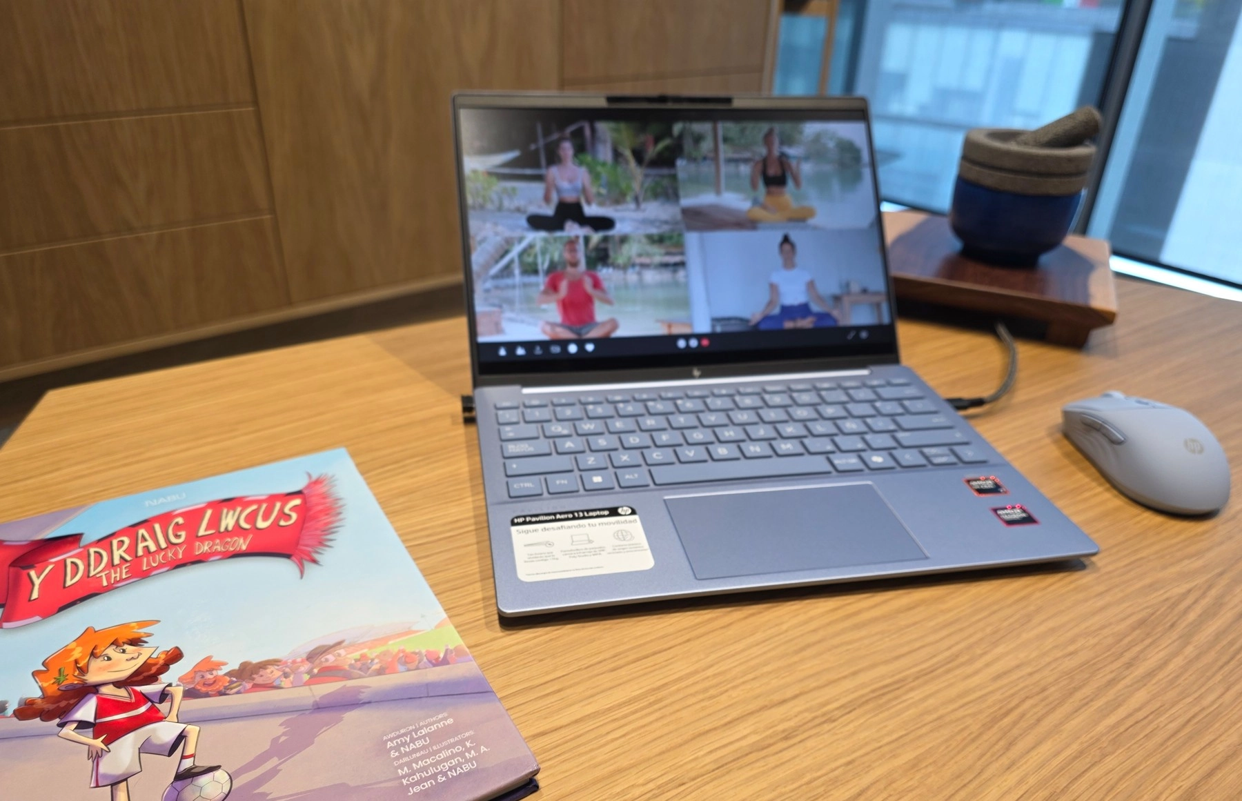HP marca el rumbo del trabajo del futuro con soluciones híbridas e inteligencia artificial Los nuevos dispositivos ofrecen un rendimiento sin igual y características innovadoras que mejoran la experiencia de trabajo, adaptándose a las necesidades de usuarios multitarea.