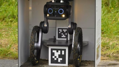 Suricata, el robot autónomo de vigilancia del aeropuerto de Lieja, patrulla el perímetro con cámaras 360° y visión térmica para detectar intrusiones y alertar al personal de seguridad.