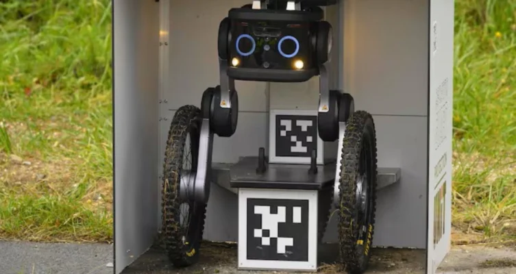 Suricata, el robot autónomo de vigilancia del aeropuerto de Lieja, patrulla el perímetro con cámaras 360° y visión térmica para detectar intrusiones y alertar al personal de seguridad.