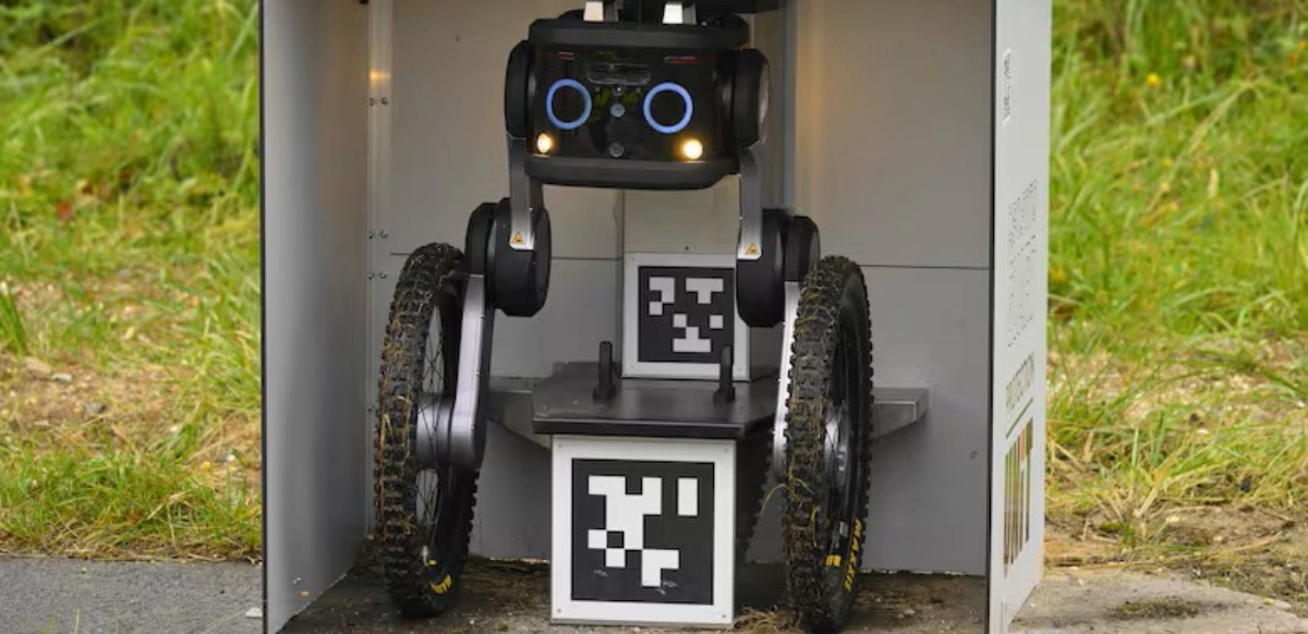 Suricata, el robot autónomo de vigilancia del aeropuerto de Lieja, patrulla el perímetro con cámaras 360° y visión térmica para detectar intrusiones y alertar al personal de seguridad.
