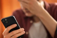 Los ciberdelincuentes aprovechan la Inteligencia Artificial para crear estafas cada vez más realistas, desde falsos videos y campañas de inversión hasta aplicaciones de pago fraudulentas, según advierte Kaspersky en su Panorama de Amenazas 2025.
